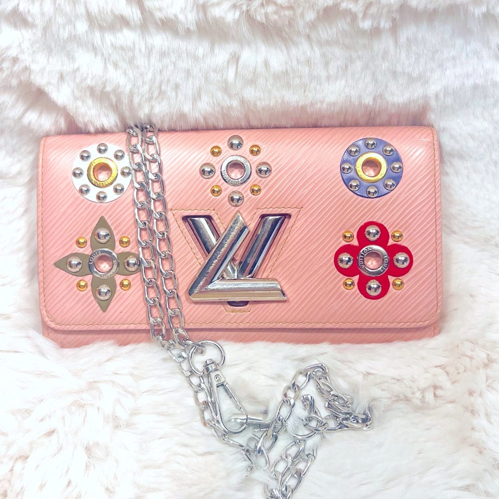 Louis Vuitton Long wallet with free non-LV silver chain✅